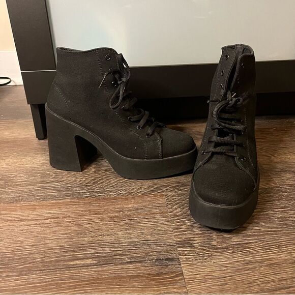 ASOS DESIGN Elevate lace up canvas boot in black - Picture 5 of 15